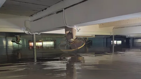 เสนา “อยุธยา” น้ำท่วมยาวนาน 4 เดือนยังไม่ลด โรงเรียนจมบาดาล น้ำท่วมสูงเกือบถึงชั้น 2