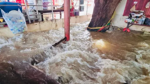 กั้นไม่อยู่ น้ำท่วมชุมชนศาลเจ้าพ่อหลักเมือง นนทบุรี สูงกว่า 50 ซม.