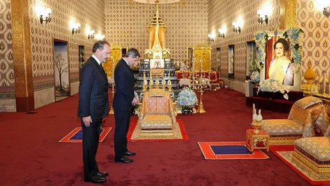 รมช.กลาโหมอิตาลี ถวายสักการะ หนุ่มสงขลาเดิน 400 กม. กราบพระบรมศพ