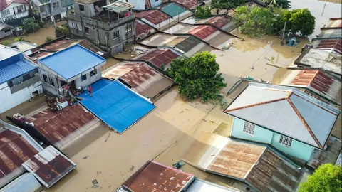 พายุฟงวองอ่อนกำลังหลังถล่มฟิลิปปินส์ ดับแล้ว 4 ศพ บ้านพังยับ อพยพนับล้าน