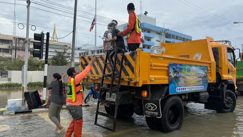 ทล.-ทช. เร่งระดมวางกระสอบทรายกั้นน้ำ จัดรถรับ-ส่งบรรเทาความเดือดร้อนในพื้นที่ จ.สุโขทัย