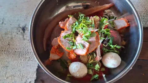 เปิดวาร์ป ก๋วยเตี๋ยวเย็นตาโฟเตาฟืน ชามยักษ์ 23 ซม. ตำนาน 40 ปี แห่ง อ.ตรอน จ.อุตรดิตถ์