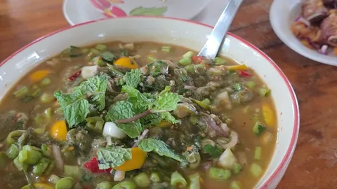 ชวนชิมลาบเทา และแกงไข่ผำ ซูเปอร์ฟู้ดแดนอีสาน ต้นตำรับรสมือแม่ที่ร้านตำถาดคุณนายเมย์ จ.กาฬสินธุ์