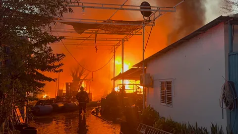 ไฟไหม้ร้านรับซื้อของเก่าย่านบางเสาธง พบถังสี ทินเนอร์ วัตถุไวไฟจำนวนมาก