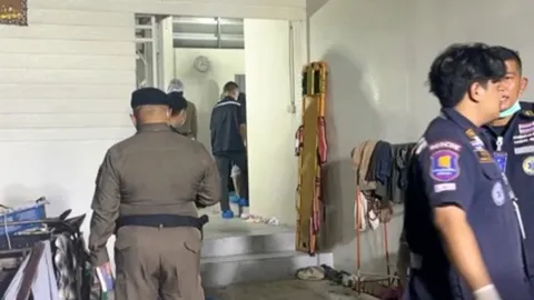 ป่วยจิตหนี้รุม ฆ่ายกครัว 5 ศพ พ่อค้าขนมจีนใช้ครกทุบหัว แขวนคอตาม