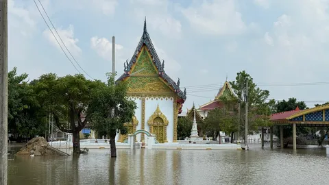น้ำทะลักท่วมวัดริมน้ำ ที่ปทุมฯ ล่ามือดีลอบเปิดประตูน้ำคลองบางสาน