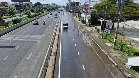 ระดมเจ้าหน้าที่ วางกระสอบทราย-ติดตั้งเครื่องสูบน้ำ ป้องกันน้ำท่วม "ถนนนครอินทร์"