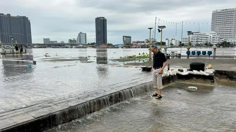 "ปลอดประสพ" สรุป 8 ข้อ "น้ำท่วม เอาไม่อยู่" คาดอีก 15 วันน้ำถึงกรุงเทพฯ
