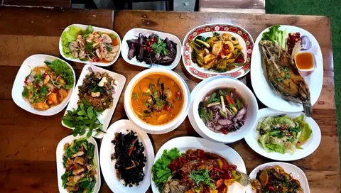 ข้าวต้มป้าบี เมืองระยอง ข้าวต้มฟรี–เมนูจัดเต็ม ราคาสบายกระเป๋า