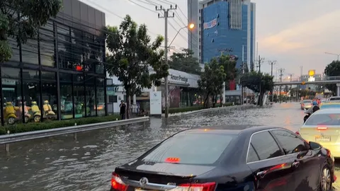 ฝนถล่มกรุงกลางดึก เช้านี้แนะเลี่ยงเส้นทาง ถ.รัชดาฯ หน้าศาลอาญาน้ำท่วมขังสูง