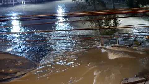 อินทร์บุรี ตั้งแนวรับน้ำใหม่ ล่าสุดพังลงมาอีก น้ำทะลักเข้าท่วมถึงโรงเรียนอินทร์บุรี