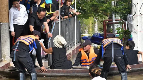 "หนู" บิน ฮ. สั่งการ ผันน้ำเจ้าพระยาลงทุ่งด้านตะวันออก สิงห์บุรีกระสอบแตก 300 ครอบครัวอพยพ