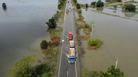 อยุธยาน้ำยังท่วมขัง 11 อำเภอ ถนนสายบางบาล-ผักไห่ เริ่มกระทบ น้ำท่วมผิวจราจร