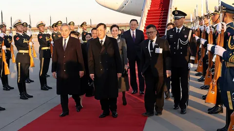 เสด็จเยือนจีน ฉลองสัมพันธ์ 50 ปี สถาปนาทางการทูต 2 ประเทศ พิธีต้อนรับสมพระเกียรติ