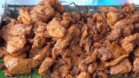 ทอดมันปลาสาก สูตร 20 ปี ชูเทคนิคทอดไม่อมน้ำมัน ยืนหนึ่งตลาดนัด ขายวันละ 50 กิโลกรัม