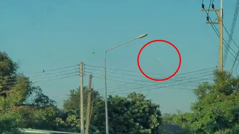 กล้องหน้ารถบันทึกภาพ "แสงปริศนา" ขณะตกลงมาจากท้องฟ้า กลางเมืองลำพูน