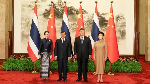 สมพระเกียรติยศ 2 ล้นเกล้า รับเสด็จยิ่งใหญ่ นำโดย ปธน.สี จินผิง-ภริยา พิธีสวนสนามยิงสลุต 21 นัด