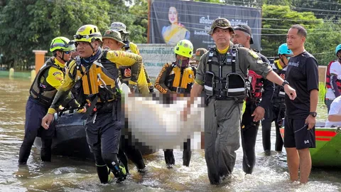 น้ำซัดพ่อเฒ่าลอยอืดใกล้บ้าน แม่เฒ่า-ลื่นจมน้ำดับอนาถ คันพังนาล่ม