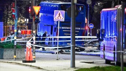 ระทึก รถบัสสองชั้นพุ่งชนผู้คนกลางป้ายรถเมล์สตอกโฮล์ม ดับ 3 ศพ เจ็บอีก 3