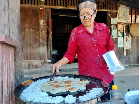 ขนมบ้าบิ่นยายสีวรรณ เจ้าของสูตรขนมโบราณกว่า 46 ปี หอมไปทั้งคุ้งน้ำอุตรดิตถ์