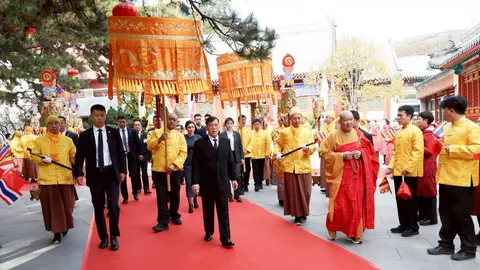 "ในหลวง-พระราชินี" สักการะพระพุทธรูปพระศากยมุนี-พระบรมสารีริกธาตุ ณ วัดหลิงกวง