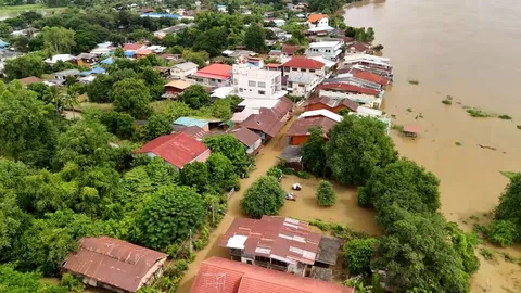 "เขื่อนเจ้าพระยา" ลดการระบายต่อเนื่อง ชาวบ้านโอดปีนี้น้ำท่วมบ้านแล้ว 3 รอบ