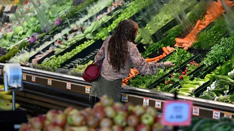 ทรัมป์ยกเลิกภาษีนำเข้าผลิตภัณฑ์อาหารกว่า 200 รายการ หลังผู้บริโภคกังวลค่าครองชีพพุ่ง