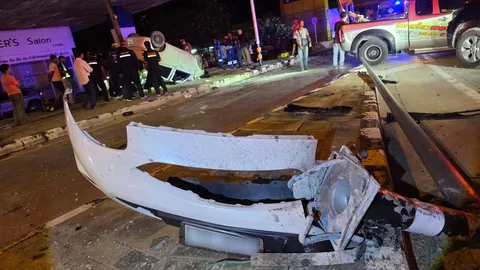 ดับ 2 เจ็บ 3 รถเก๋งแหกโค้งพลิกคว่ำ ชนเสาไฟเกาะกลางถนน แยกสัตหีบ จ.ชลบุรี