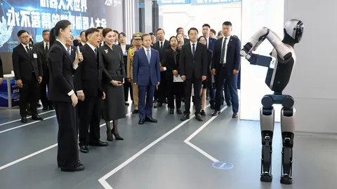 "ในหลวง-ราชินี" ทรงทอดพระเนตร หุ่นยนต์อัจฉริยะ ชมสาธิต ปัญญาประดิษฐ์จีนสุดล้ำ