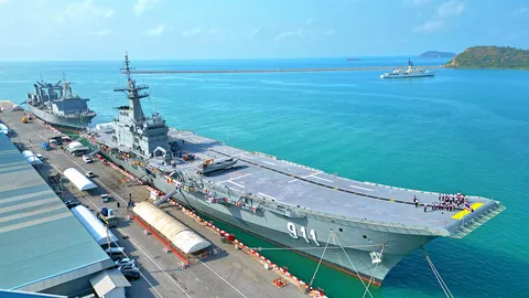 เรือหลวงจักรีนฤเบศร แสนยานุภาพเหนือน่านน้ำ เทียบกองเรือกัมพูชา