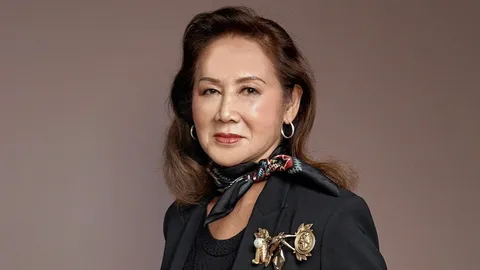 45 ปีแห่งการบุกเบิกแฟชั่นไทย ATELIER PICHITA ร่วมสืบสานมรดกหัตถศิลป์ สมเด็จพระบรมราชชนนีพันปีหลวง