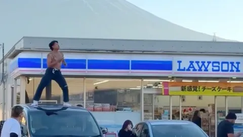 รวมวีรกรรม “แจ็ก แปปโฮ” อินฟลูฯสายเกรียน เต้นบนหลังรถที่ญี่ปุ่น