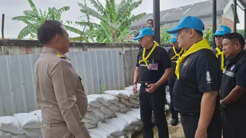 แม่ทัพภาค 1 พร้อมผู้ว่าฯ ปทุมธานี ลงพื้นที่น้ำท่วม ต.บางขะแยง มอบถุงยังชีพช่วยชาวบ้าน