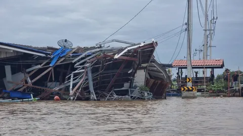 ระทึกเรือบรรทุกยิปซัม หนักกว่า 5,000 ตัน พุ่งชนบ้านริมแม่น้ำเจ้าพระยา พัง 3 หลัง