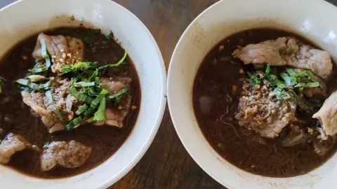 สวนกระแสของแพง ก๋วยเตี๋ยวเรือทองหยิบ ชามละ 20 บาท ลุงป้าวัยเก๋า ขายเอามันส์ได้ใจลูกค้า