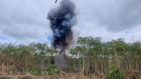 พบอีก เจ้าหน้าที่ EOD ทำลายจรวด BM-21 ตกค้างในไร่มันสำปะหลัง อุบลฯ