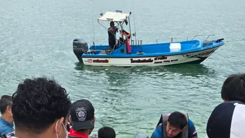 พบแล้ว 2 ศพ คู่รักคาดเบลท์ติดในรถ หลังกระบะพุ่งตกสะพานสารสิน