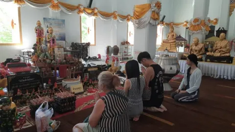 แม่ค้าขายมะนาว มาแก้บน "ไอ้ไข่" ถวายไข่ไก่ 300 ฟอง จุดประทัดเลขเด็ด 1,000 นัด