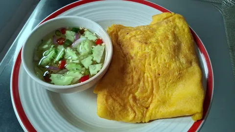 ขนมเบื้องไข่ "ป้าเม้า" ร้านบ้านๆ แค่ความอร่อยระดับ 5 ดาว ต้องลองสักครั้งที่สวรรคโลก