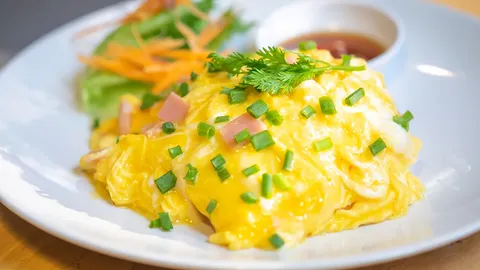 สูตรเด็ดข้าวไข่ข้น เมนูอาหารไทยยอดนิยม พร้อมวิธีทำฉบับง่าย และรวดเร็ว กินกับอะไรก็อร่อย