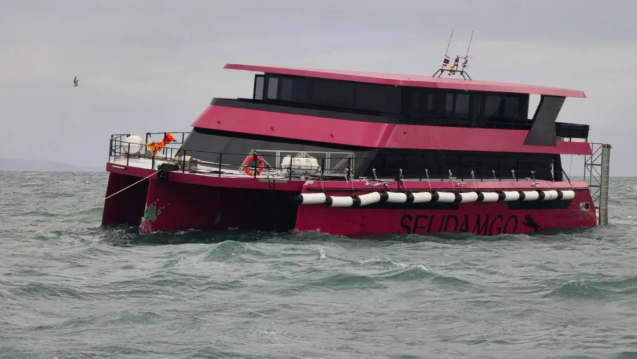 เรือข้ามฟากเกาะกูด ปะทะคลื่นลมแรง จนท้องเรือแตก เร่งช่วยผู้โดยสารเกือบ 100 คน