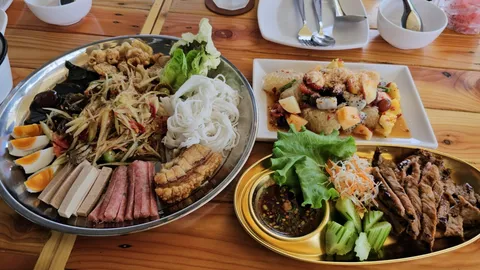  ตำโจ๊ะโจ๊ะส้มตำฟิวชั่น ชวนแซ่บนัว 360 องศา กับวิวภูเขาหินปูน จุดเช็กอินใหม่พิษณุโลก