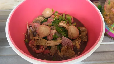 เจ้าของเขียงเนื้อ จ.กาฬสินธุ์ ผุดไอเดียก๋วยเตี๋ยวเนื้อการันตีความสด เฉือน ซอย ลวก เสิร์ฟลูกค้า