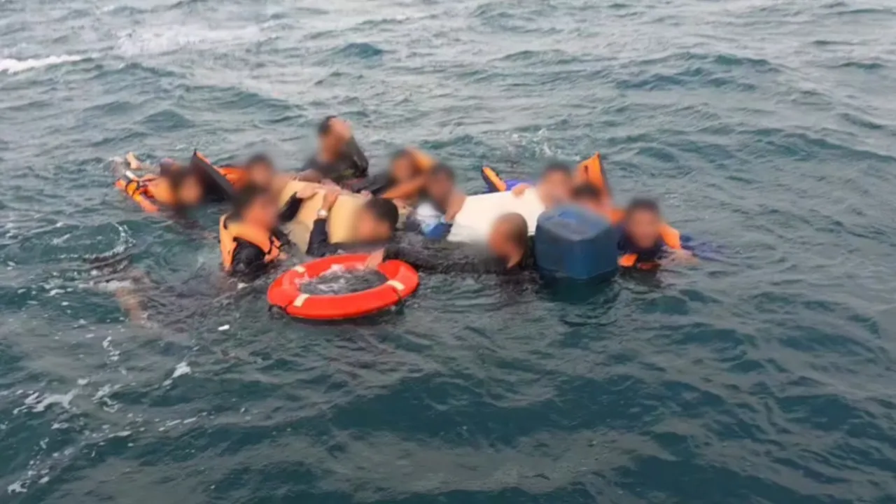 ช่วย 12 ชีวิตสำเร็จ หลังเรือตกปลาล่มกลางทะเลเกาะล้าน ลอยคอนาน 7 ชม.