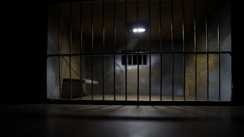 ค้นแดนจีนเทา ฉลองปาร์ตี้เซ็กซ์ 2 นางแบบสาว ห้องใต้บันไดเรือนจํา