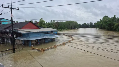 เมืองคอนอ่วม น้ำท่วมสูงหลายพื้นที่ กระทบบ้านเรือนประชาชนแล้วกว่า 1,300 ครอบครัว