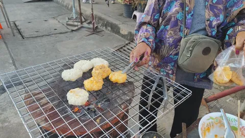 พิมายหนาวแล้ว ชาวโคราชแห่ต่อคิวซื้อ "ข้าวจี่ทาไข่" ปิ้งร้อนๆ สู้ลมหนาว 18 องศา