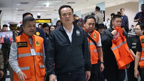 ลงพื้นที่น้ำท่วมหาดใหญ่ “อนุทิน” แจกอาหาร-ให้กำลังใจ ชงเยียวยาเข้า ครม. อังคารนี้