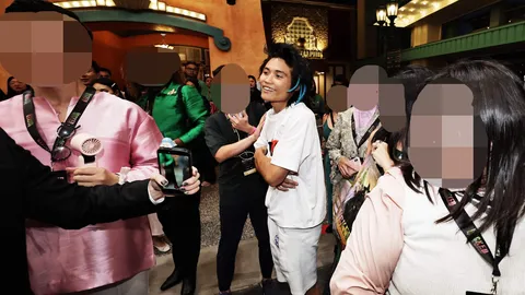 บทเรียนคนหิวแสง สิงคโปร์เนรเทศ–แบนเข้าประเทศ หนุ่มออสซี่วิ่งประชิดตัว “อารีอานา กรานเด”