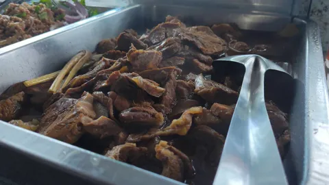 ตำนาน 26 ปี ข้าวเนื้ออบป้าไก่ ขวัญใจคนทำงาน หลังศาลากลางพิษณุโลก อิ่มจานเดียวแค่ 40 บาท